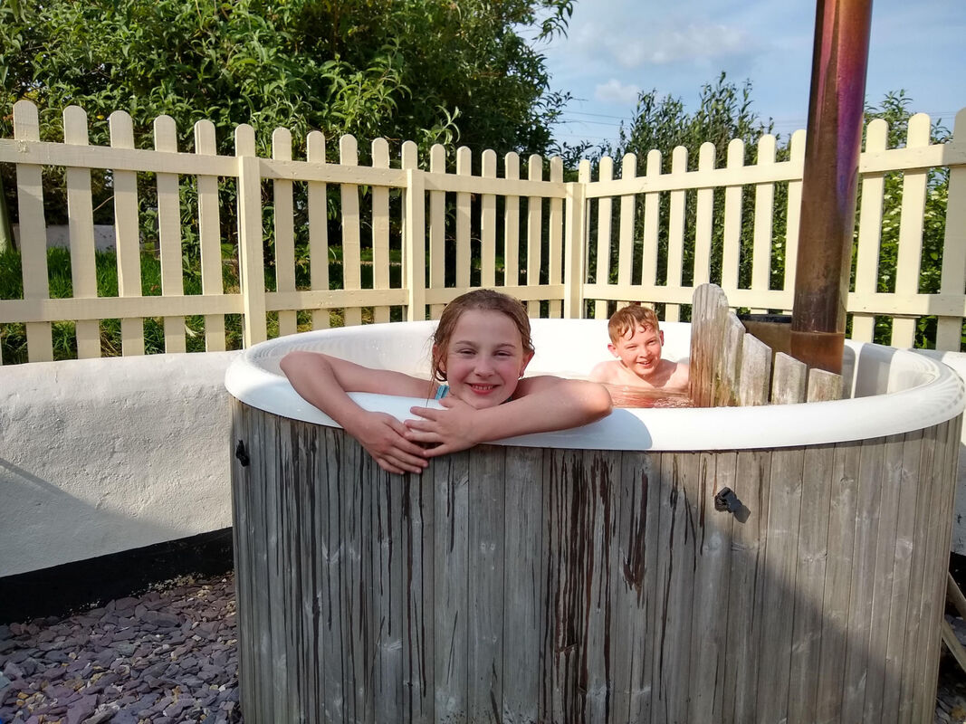 farm stay holiday cottage hot tub